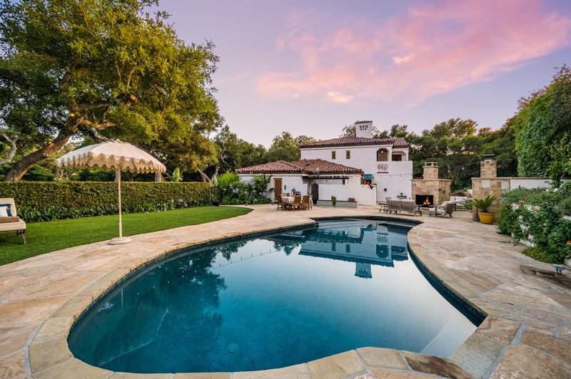 Alberca espaciosa con jardin en patio trasero de casa