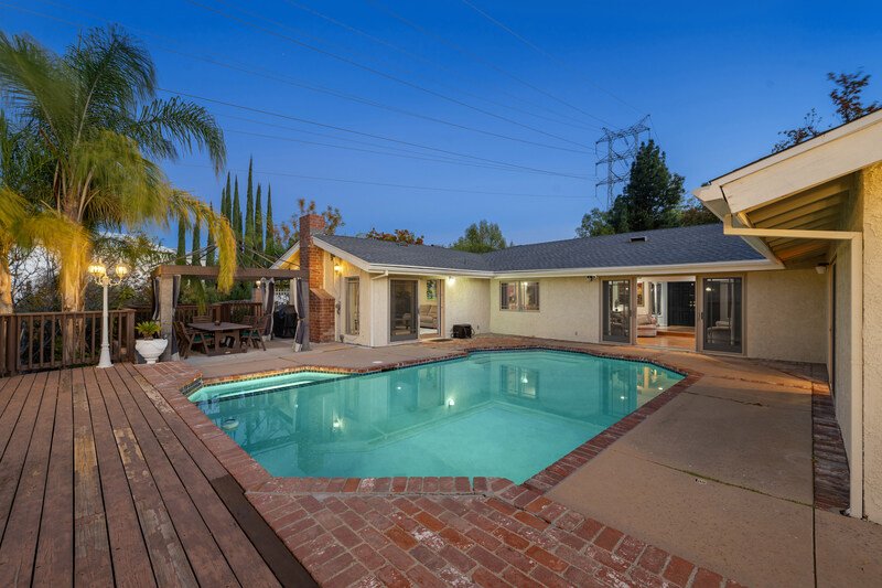 Alberca amplia con casa de fondo