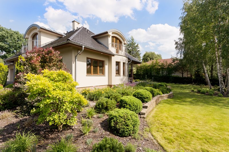 Casa con ventanas y jardines verdes