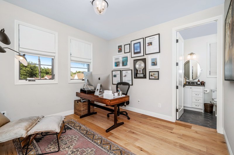 Escritorio de madera en habitación con paredes blancas