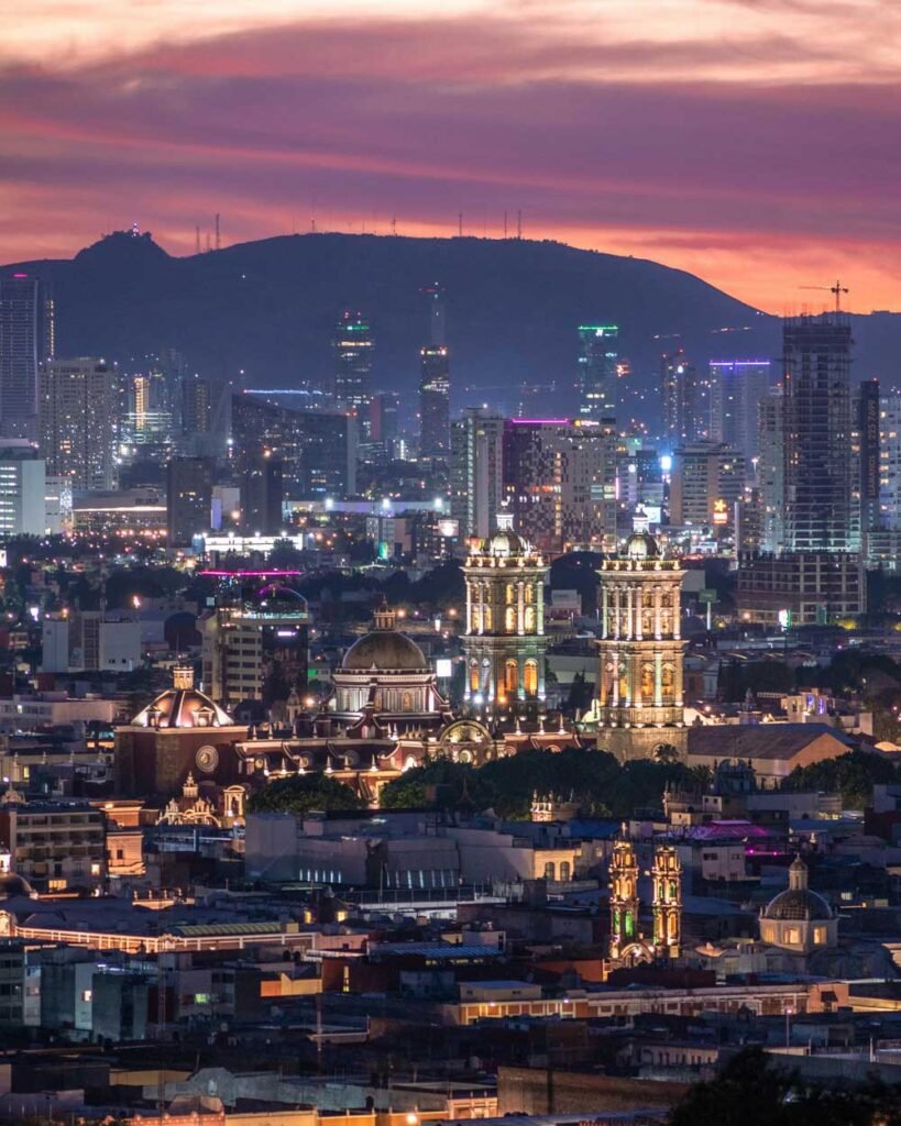 Atardecer en la ciudad de Puebla, México.