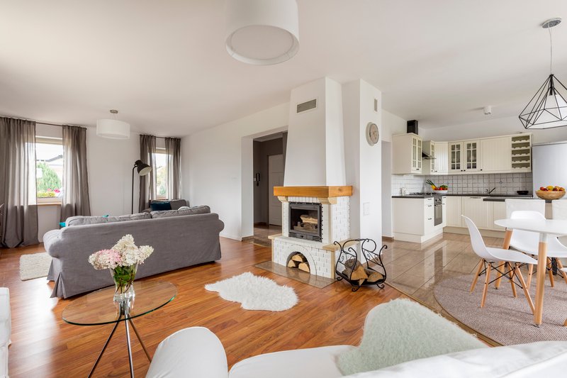 chimenea en paredes blancas junto a una sala